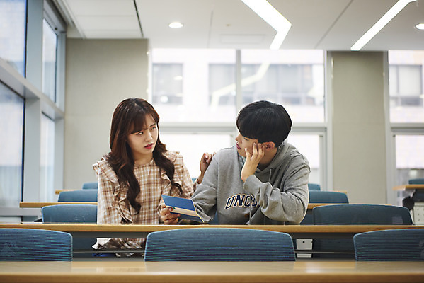 포토 JPG 응시 여자 교육 남자 대학생 의자 교실 탁자 실내 사람 앉기 상반신 20대 청년 성인 두명 앞모습 금융 청춘 캠퍼스라이프 턱괴기 저축 한국인 강의실 고민 대학교 통장 등록금 적금 학비 성인만 국내포토 학생 라이프스타일 시선 감정 뷰포인트 가구 컨셉 학교 모션 동양인 내부 경제 공간 파일형식 비용