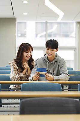 포토 JPG 여자 교육 남자 대학생 의자 교실 탁자 실내 미소 들기 사람 앉기 상반신 20대 성인 두명 앞모습 금융 청춘 캠퍼스라이프 기쁨 저축 한국인 강의실 대학교 통장 해결 등록금 적금 학비 성인만 국내포토 학생 라이프스타일 감정 뷰포인트 가구 컨셉 학교 모션 표정 동양인 청년 내부 경제 공간 파일형식 비용