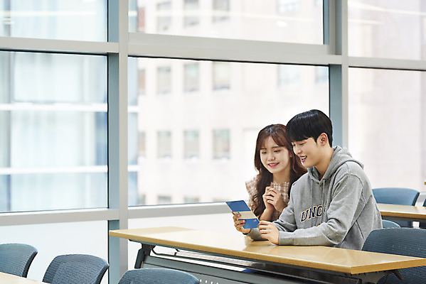 포토 JPG 여자 교육 남자 대학생 의자 교실 탁자 실내 미소 들기 사람 앉기 상반신 20대 성인 두명 옆모습 금융 청춘 캠퍼스라이프 기쁨 저축 한국인 강의실 대학교 통장 해결 등록금 적금 학비 성인만 장학금 국내포토 학생 라이프스타일 감정 뷰포인트 가구 컨셉 학교 모션 표정 동양인 청년 내부 경제 공간 파일형식 비용 지원금