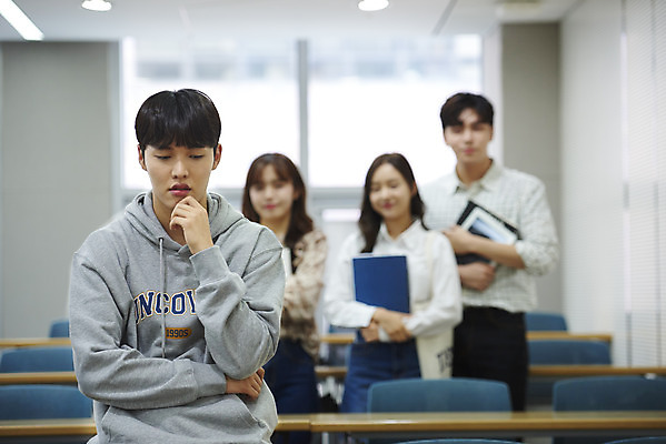 포토 JPG 여자 남자 대학생 교실 탁자 실내 서기 들기 사람 여러명 상반신 20대 청년 성인 앞모습 청춘 캠퍼스라이프 한국인 슬픔 강의실 고민 대학교 따돌림 왕따 험담 성인만 은따 국내포토 학생 라이프스타일 교육 감정 뷰포인트 가구 다수 컨셉 학교 모션 동양인 내부 공간 파일형식