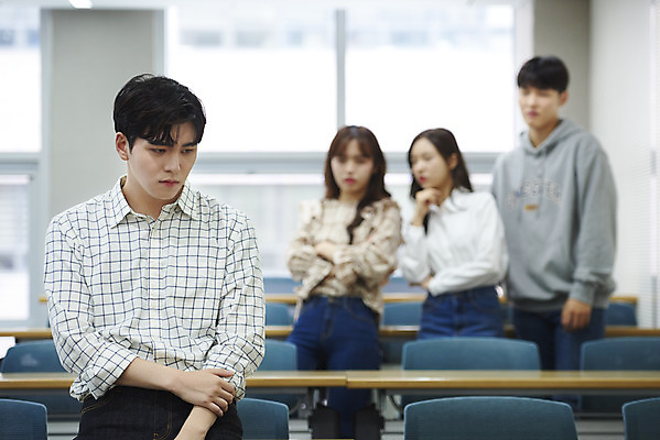 포토 JPG 여자 남자 대학생 교실 탁자 실내 서기 사람 여러명 상반신 20대 청년 성인 앞모습 아웃포커스 청춘 캠퍼스라이프 한국인 슬픔 강의실 고민 대학교 따돌림 왕따 험담 성인만 은따 국내포토 학생 라이프스타일 교육 감정 뷰포인트 가구 다수 컨셉 학교 모션 촬영기법 동양인 내부 공간 파일형식