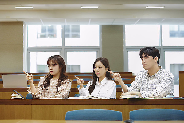 포토 JPG 여자 남자 대학생 교실 탁자 실내 사람 앉기 상반신 20대 청년 성인 앞모습 세명 청춘 캠퍼스라이프 한국인 가리킴 강의실 대학교 단체활동 따돌림 왕따 험담 성인만 은따 국내포토 학생 라이프스타일 교육 뷰포인트 가구 컨셉 학교 모션 동양인 손짓 내부 공간 그룹 파일형식