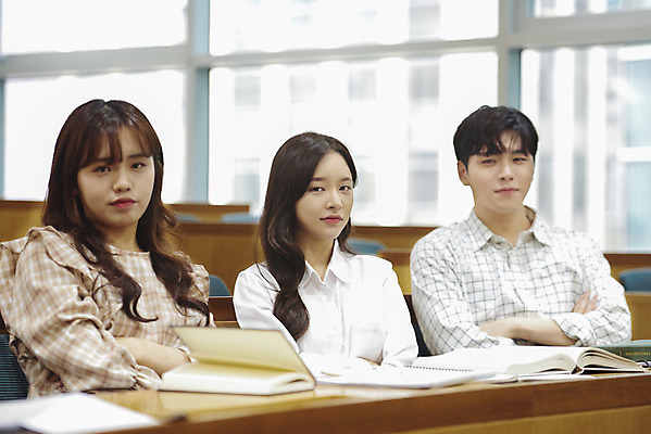 포토 JPG 응시 여자 남자 대학생 교실 탁자 실내 사람 앉기 상반신 20대 청년 성인 앞모습 세명 청춘 팔짱 캠퍼스라이프 한국인 강의실 대학교 따돌림 무시 왕따 험담 성인만 은따 국내포토 학생 라이프스타일 시선 교육 뷰포인트 가구 컨셉 학교 모션 동양인 내부 공간 파일형식