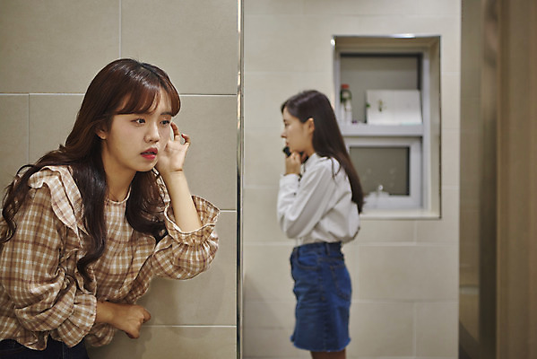 포토 JPG 여자 대학생 실내 서기 사람 상반신 20대 청년 성인 두명 앞모습 옆모습 청춘 캠퍼스라이프 듣기 한국인 슬픔 엿듣기 고민 괴로움 화장실 대학교 따돌림 왕따 험담 성인여자만 은따 국내포토 학생 라이프스타일 감정 뷰포인트 컨셉 학교 모션 동양인 내부 여자만 성인만 파일형식