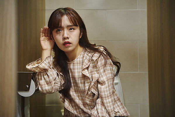 포토 JPG 여자 대학생 실내 한명 사람 앉기 상반신 20대 청년 성인 앞모습 청춘 캠퍼스라이프 듣기 한국인 슬픔 엿듣기 고민 괴로움 화장실 대학교 따돌림 왕따 험담 성인여자한명만 은따 국내포토 1 학생 라이프스타일 감정 뷰포인트 컨셉 학교 모션 동양인 내부 여자한명만 성인여자만 파일형식