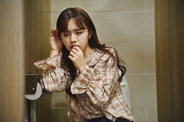 포토 JPG 여자 대학생 실내 한명 사람 앉기 상반신 20대 청년 성인 앞모습 청춘 캠퍼스라이프 듣기 한국인 슬픔 엿듣기 고민 괴로움 화장실 대학교 따돌림 왕따 험담 성인여자한명만 은따 국내포토 1 학생 라이프스타일 감정 뷰포인트 컨셉 학교 모션 동양인 내부 여자한명만 성인여자만 파일형식