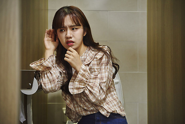 포토 JPG 여자 대학생 실내 한명 사람 앉기 상반신 20대 성인 앞모습 청춘 캠퍼스라이프 한국인 슬픔 엿듣기 고민 괴로움 화장실 대학교 따돌림 왕따 험담 성인여자한명만 은따 국내포토 1 학생 라이프스타일 감정 뷰포인트 컨셉 학교 모션 동양인 청년 내부 여자한명만 성인여자만 파일형식