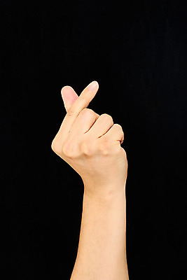 포토 JPG 스튜디오촬영 40대 모션 검은배경 한손 실내 누끼 손짓 신체부위 손하트 국내포토 손 중년 백그라운드 사람 내부 검은색 파일형식