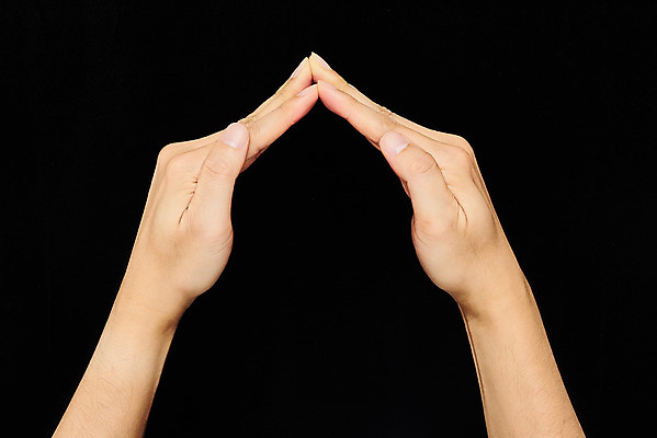 포토 JPG 스튜디오촬영 40대 모션 검은배경 실내 누끼 손짓 신체부위 양손 집모양 국내포토 모양 손 중년 백그라운드 사람 내부 검은색 파일형식