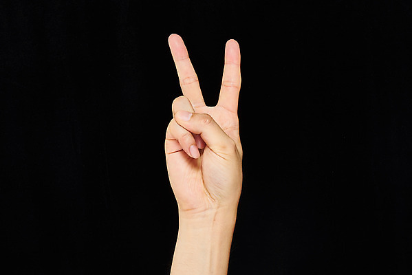 포토 JPG 스튜디오촬영 40대 모션 검은배경 한손 실내 누끼 손짓 신체부위 브이 국내포토 손 중년 백그라운드 사람 내부 검은색 파일형식