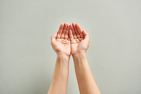 포토 JPG 스튜디오촬영 40대 모션 회색배경 실내 누끼 손짓 신체부위 양손 손모으기 국내포토 손 중년 백그라운드 사람 내부 회색 파일형식