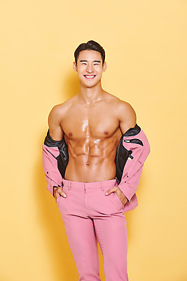 포토 JPG 스튜디오촬영 남자 다이어트 근육 실내 건강 한명 서기 미소 누끼 정장 상반신 20대 성인 앞모습 헬스 재킷 한국인 보디빌딩 보디빌더 트레이너 주머니손 노란배경 바디케어 복근 성인남자한명만 바디프로필 국내포토 1 옷 뷰포인트 백그라운드 모션 표정 사람 동양인 청년 내부 운동 노란색 외투 남자한명만 성인남자만 파일형식