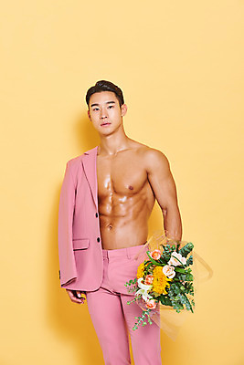 포토 JPG 스튜디오촬영 남자 꽃다발 다이어트 근육 실내 건강 한명 서기 들기 누끼 정장 상반신 20대 성인 앞모습 헬스 재킷 한국인 보디빌딩 보디빌더 트레이너 노란배경 바디케어 복근 성인남자한명만 바디프로필 국내포토 1 옷 꽃 뷰포인트 백그라운드 모션 사람 동양인 청년 내부 운동 노란색 외투 남자한명만 성인남자만 파일형식
