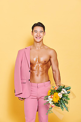 포토 JPG 스튜디오촬영 남자 꽃다발 다이어트 근육 실내 건강 한명 서기 미소 들기 누끼 정장 상반신 20대 성인 앞모습 헬스 재킷 한국인 보디빌딩 보디빌더 트레이너 노란배경 바디케어 복근 성인남자한명만 바디프로필 국내포토 1 옷 꽃 뷰포인트 백그라운드 모션 표정 사람 동양인 청년 내부 운동 노란색 외투 남자한명만 성인남자만 파일형식