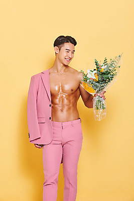 포토 JPG 스튜디오촬영 남자 꽃다발 다이어트 근육 실내 건강 한명 서기 들기 누끼 정장 상반신 20대 성인 앞모습 헬스 재킷 한국인 보디빌딩 보디빌더 트레이너 노란배경 바디케어 복근 성인남자한명만 바디프로필 국내포토 1 옷 꽃 뷰포인트 백그라운드 모션 사람 동양인 청년 내부 운동 노란색 외투 남자한명만 성인남자만 파일형식