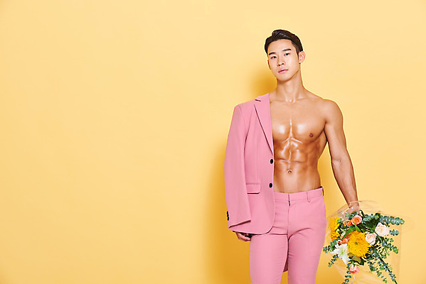 포토 JPG 스튜디오촬영 남자 꽃다발 다이어트 근육 실내 건강 한명 서기 들기 누끼 정장 상반신 20대 성인 앞모습 헬스 재킷 한국인 보디빌딩 보디빌더 트레이너 노란배경 바디케어 복근 성인남자한명만 바디프로필 국내포토 1 옷 꽃 뷰포인트 백그라운드 모션 사람 동양인 청년 내부 운동 노란색 외투 남자한명만 성인남자만 파일형식