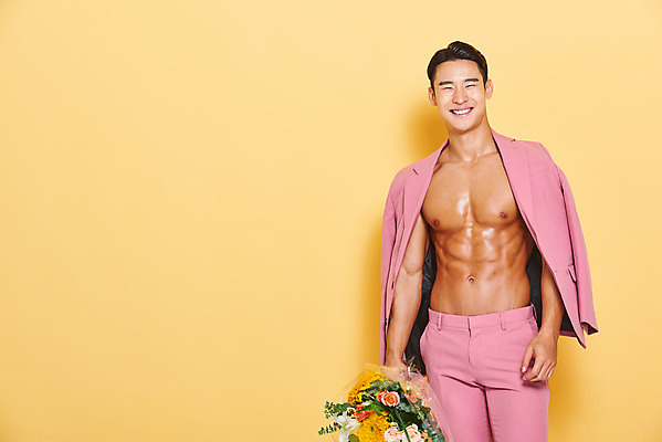 포토 JPG 스튜디오촬영 남자 꽃다발 다이어트 근육 실내 건강 한명 서기 미소 들기 누끼 정장 상반신 20대 성인 앞모습 헬스 재킷 한국인 보디빌딩 보디빌더 트레이너 노란배경 바디케어 복근 성인남자한명만 바디프로필 국내포토 1 옷 꽃 뷰포인트 백그라운드 모션 표정 사람 동양인 청년 내부 운동 노란색 외투 남자한명만 성인남자만 파일형식