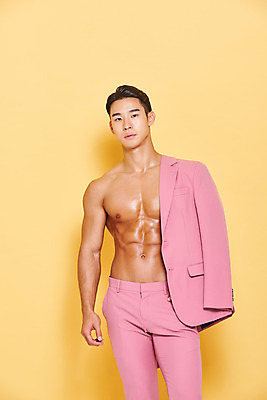 포토 JPG 스튜디오촬영 남자 다이어트 근육 실내 건강 한명 서기 누끼 정장 상반신 20대 성인 앞모습 헬스 재킷 한국인 보디빌딩 보디빌더 트레이너 노란배경 바디케어 복근 성인남자한명만 바디프로필 국내포토 1 옷 뷰포인트 백그라운드 모션 사람 동양인 청년 내부 운동 노란색 외투 남자한명만 성인남자만 파일형식