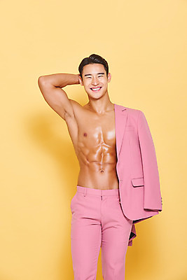 포토 JPG 스튜디오촬영 남자 다이어트 근육 실내 건강 한명 서기 미소 누끼 정장 상반신 20대 성인 앞모습 헬스 재킷 한국인 보디빌딩 보디빌더 트레이너 노란배경 바디케어 복근 성인남자한명만 바디프로필 국내포토 1 옷 뷰포인트 백그라운드 모션 표정 사람 동양인 청년 내부 운동 노란색 외투 남자한명만 성인남자만 파일형식