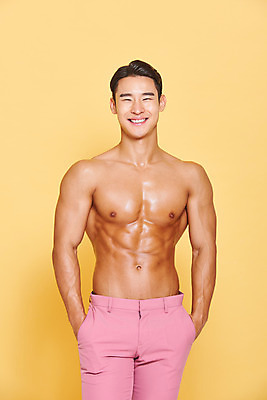 포토 JPG 스튜디오촬영 남자 다이어트 근육 실내 건강 한명 서기 미소 누끼 정장 상반신 20대 성인 앞모습 헬스 한국인 보디빌딩 보디빌더 트레이너 주머니손 노란배경 바디케어 복근 성인남자한명만 바디프로필 국내포토 1 옷 뷰포인트 백그라운드 모션 표정 사람 동양인 청년 내부 운동 노란색 남자한명만 성인남자만 파일형식