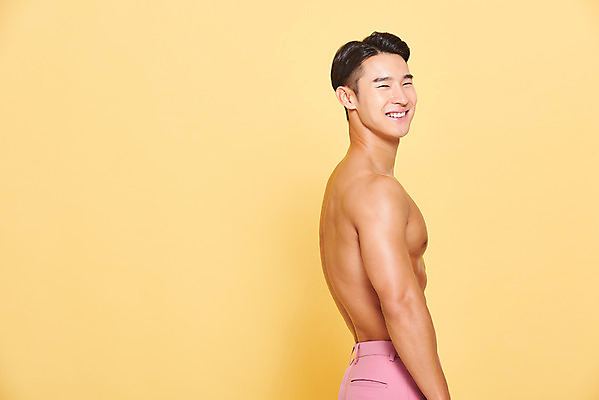 포토 JPG 스튜디오촬영 남자 다이어트 근육 실내 건강 한명 서기 미소 누끼 정장 상반신 20대 성인 옆모습 헬스 한국인 보디빌딩 보디빌더 트레이너 노란배경 바디케어 복근 성인남자한명만 바디프로필 국내포토 1 옷 뷰포인트 백그라운드 모션 표정 사람 동양인 청년 내부 운동 노란색 남자한명만 성인남자만 파일형식