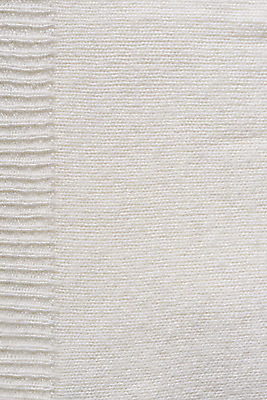 포토 JPG 스튜디오촬영 옷 백그라운드 겨울 재질 실내 따뜻함 사람없음 하이앵글 직물 오브젝트 니트 질감 아이보리 플랫레이 국내포토 클라우드댄서 계절 뷰포인트 컬러 상의 내부 플랫 파일형식 트렌드컬러 2026트렌드