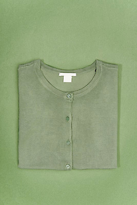 포토 JPG 스튜디오촬영 옷 백그라운드 겨울 재질 실내 따뜻함 사람없음 초록색 하이앵글 직물 오브젝트 니트 질감 플랫레이 초록배경 국내포토 계절 뷰포인트 컬러 상의 내부 플랫 파일형식