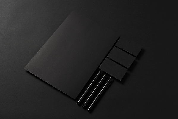 포토 JPG 스튜디오촬영 배너 종이 명함 재질 검은배경 프레임 실내 사람없음 볼펜 사무용품 검은색 공백 오브젝트 디자인소스 목업 카피스페이스 편집소스 국내포토 컬러 백그라운드 문구용품 내부 펜 파일형식