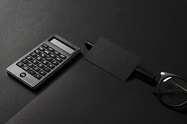 포토 JPG 스튜디오촬영 배너 종이 안경 명함 재질 검은배경 프레임 실내 사람없음 볼펜 사무용품 검은색 공백 계산기 오브젝트 디자인소스 목업 카피스페이스 편집소스 국내포토 잡화 컬러 백그라운드 문구용품 내부 펜 장비 파일형식