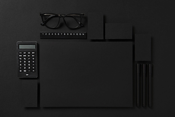 포토 JPG 스튜디오촬영 배너 종이 안경 명함 재질 검은배경 프레임 실내 자 사람없음 하이앵글 볼펜 사무용품 검은색 공백 계산기 오브젝트 디자인소스 목업 플랫레이 카피스페이스 편집소스 국내포토 잡화 뷰포인트 컬러 백그라운드 문구용품 내부 펜 장비 플랫 파일형식