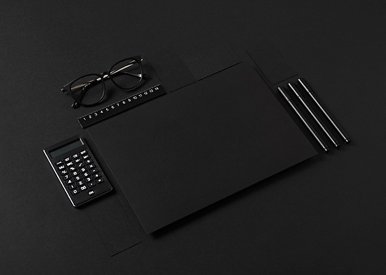 포토 JPG 스튜디오촬영 배너 종이 안경 명함 재질 검은배경 프레임 실내 자 사람없음 볼펜 사무용품 검은색 공백 계산기 오브젝트 디자인소스 목업 카피스페이스 편집소스 국내포토 잡화 컬러 백그라운드 문구용품 내부 펜 장비 파일형식