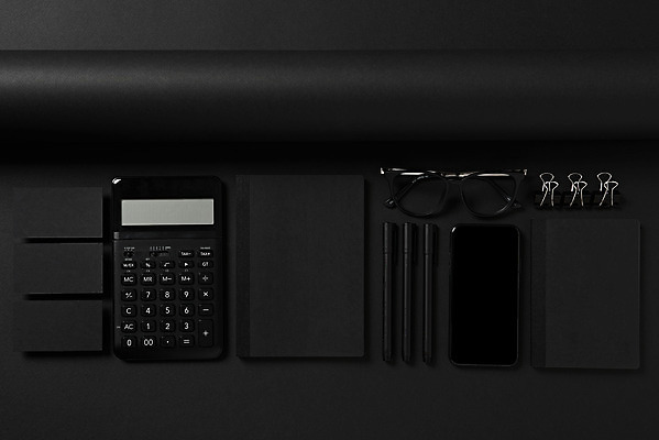 포토 JPG 스튜디오촬영 종이 안경 명함 재질 검은배경 프레임 실내 사람없음 스마트폰 하이앵글 볼펜 다이어리 사무용품 검은색 공백 계산기 오브젝트 클립 디자인소스 서류집게 목업 플랫레이 카피스페이스 편집소스 국내포토 잡화 뷰포인트 컬러 백그라운드 문구용품 집게 내부 핸드폰 스마트기기 펜 장비 플랫 파일형식