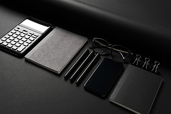 포토 JPG 스튜디오촬영 종이 안경 재질 검은배경 프레임 실내 사람없음 스마트폰 볼펜 다이어리 사무용품 검은색 공백 계산기 오브젝트 클립 디자인소스 서류집게 목업 카피스페이스 편집소스 국내포토 잡화 컬러 백그라운드 문구용품 집게 내부 핸드폰 스마트기기 펜 장비 파일형식