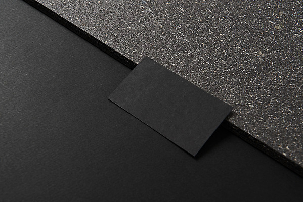 포토 JPG 스튜디오촬영 명함 재질 검은배경 프레임 실내 사람없음 사무용품 검은색 공백 돌_바위 오브젝트 디자인소스 목업 카피스페이스 편집소스 국내포토 컬러 백그라운드 문구용품 내부 파일형식