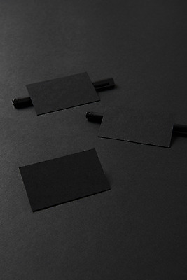 포토 JPG 스튜디오촬영 명함 재질 검은배경 프레임 실내 사람없음 볼펜 사무용품 검은색 공백 오브젝트 디자인소스 목업 카피스페이스 편집소스 국내포토 컬러 백그라운드 문구용품 내부 펜 파일형식