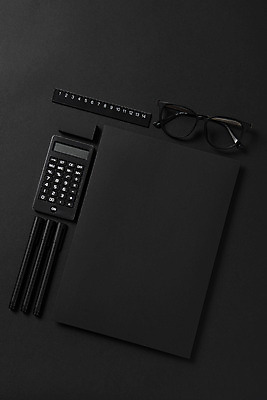 포토 JPG 스튜디오촬영 배너 종이 안경 재질 검은배경 프레임 실내 자 사람없음 하이앵글 볼펜 사무용품 검은색 공백 계산기 오브젝트 지우개 디자인소스 목업 플랫레이 카피스페이스 편집소스 국내포토 잡화 뷰포인트 컬러 백그라운드 문구용품 학용품 내부 펜 장비 플랫 파일형식