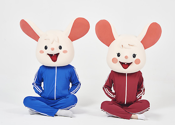 포토 JPG 스튜디오촬영 전신 여자 남자 실내 누끼 앉기 20대 청년 성인 두명 앞모습 30대 운동복 귀여움 한국인 쥐띠 쥐 실업자 흰배경 주머니손 청년실업 취업준비생 쥐캐릭터 동물탈 인형탈 흰쥐 성인만 2020년 경자년 국내포토 옷 뷰포인트 동물캐릭터 백그라운드 컨셉 모션 사람 동양인 내부 장년 구직 흰색 십이지신 설치류 실업 연도 사회이슈 탈 파일형식