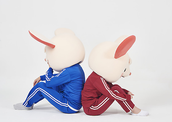 포토 JPG 스튜디오촬영 전신 여자 남자 실내 누끼 앉기 20대 청년 성인 두명 옆모습 30대 운동복 귀여움 한국인 등맞대기 좌절 쥐띠 쥐 실업자 흰배경 청년실업 취업준비생 쥐캐릭터 동물탈 인형탈 흰쥐 성인만 2020년 경자년 국내포토 옷 감정 뷰포인트 동물캐릭터 백그라운드 컨셉 모션 사람 동양인 내부 장년 구직 흰색 십이지신 설치류 실업 연도 사회이슈 탈 파일형식