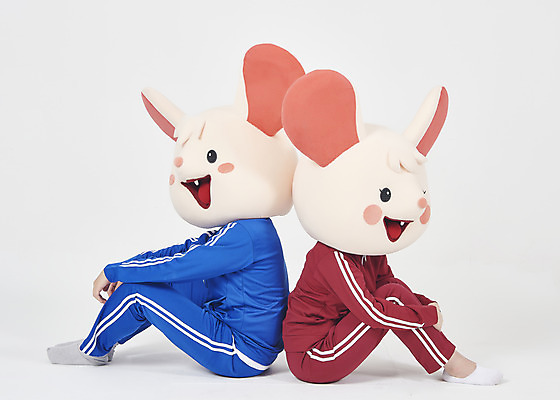 포토 JPG 스튜디오촬영 전신 여자 남자 실내 누끼 앉기 20대 청년 성인 두명 옆모습 30대 운동복 귀여움 한국인 등맞대기 쥐띠 쥐 실업자 흰배경 청년실업 취업준비생 쥐캐릭터 동물탈 인형탈 흰쥐 성인만 2020년 경자년 국내포토 옷 뷰포인트 동물캐릭터 백그라운드 컨셉 모션 사람 동양인 내부 장년 구직 흰색 십이지신 설치류 실업 연도 사회이슈 탈 파일형식