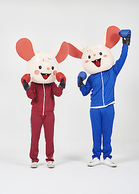포토 JPG 스튜디오촬영 전신 여자 남자 실내 서기 누끼 20대 청년 성인 두명 앞모습 30대 운동복 운동 귀여움 희망 한국인 도전 권투글러브 쥐띠 쥐 실업자 흰배경 청년실업 취업준비생 노력 쥐캐릭터 동물탈 인형탈 흰쥐 성인만 2020년 경자년 국내포토 옷 감정 뷰포인트 동물캐릭터 백그라운드 컨셉 모션 건강 사람 동양인 내부 장년 구직 글러브 흰색 십이지신 설치류 실업 연도 사회이슈 탈 파일형식