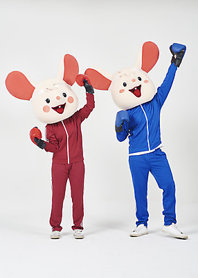 포토 JPG 스튜디오촬영 전신 여자 남자 실내 서기 누끼 20대 청년 성인 두명 앞모습 30대 운동복 운동 귀여움 희망 한국인 도전 권투글러브 쥐띠 쥐 실업자 흰배경 청년실업 취업준비생 노력 쥐캐릭터 동물탈 인형탈 흰쥐 성인만 2020년 경자년 국내포토 옷 감정 뷰포인트 동물캐릭터 백그라운드 컨셉 모션 건강 사람 동양인 내부 장년 구직 글러브 흰색 십이지신 설치류 실업 연도 사회이슈 탈 파일형식