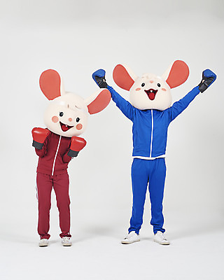 포토 JPG 스튜디오촬영 전신 여자 남자 실내 서기 누끼 20대 청년 성인 두명 앞모습 30대 운동복 운동 귀여움 희망 한국인 도전 권투글러브 쥐띠 쥐 실업자 흰배경 청년실업 취업준비생 노력 쥐캐릭터 동물탈 인형탈 흰쥐 성인만 2020년 경자년 국내포토 옷 감정 뷰포인트 동물캐릭터 백그라운드 컨셉 모션 건강 사람 동양인 내부 장년 구직 글러브 흰색 십이지신 설치류 실업 연도 사회이슈 탈 파일형식