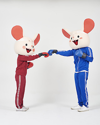 포토 JPG 스튜디오촬영 전신 여자 남자 실내 서기 누끼 20대 청년 성인 두명 옆모습 30대 운동복 운동 귀여움 희망 한국인 도전 권투글러브 쥐띠 쥐 실업자 흰배경 청년실업 취업준비생 노력 쥐캐릭터 동물탈 인형탈 흰쥐 성인만 2020년 경자년 국내포토 옷 감정 뷰포인트 동물캐릭터 백그라운드 컨셉 모션 건강 사람 동양인 내부 장년 구직 글러브 흰색 십이지신 설치류 실업 연도 사회이슈 탈 파일형식