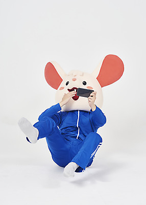 포토 JPG 스튜디오촬영 전신 남자 실내 한명 들기 누끼 앉기 청년 성인 앞모습 스마트폰 운동복 귀여움 한국인 게임 쥐띠 쥐 실업자 흰배경 청년실업 취업준비생 쥐캐릭터 동물탈 인형탈 흰쥐 성인남자한명만 2020년 경자년 국내포토 1 옷 뷰포인트 동물캐릭터 백그라운드 컨셉 모션 놀이 사람 동양인 내부 핸드폰 스마트기기 구직 흰색 십이지신 설치류 실업 연도 사회이슈 탈 남자한명만 성인남자만 파일형식