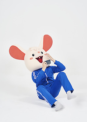 포토 JPG 스튜디오촬영 전신 남자 실내 한명 들기 누끼 앉기 청년 성인 앞모습 스마트폰 운동복 귀여움 한국인 게임 쥐띠 쥐 실업자 흰배경 청년실업 취업준비생 쥐캐릭터 동물탈 인형탈 흰쥐 성인남자한명만 2020년 경자년 국내포토 1 옷 뷰포인트 동물캐릭터 백그라운드 컨셉 모션 놀이 사람 동양인 내부 핸드폰 스마트기기 구직 흰색 십이지신 설치류 실업 연도 사회이슈 탈 남자한명만 성인남자만 파일형식
