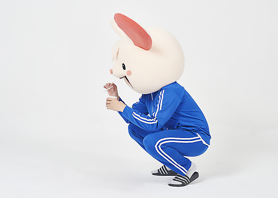 포토 JPG 스튜디오촬영 전신 남자 스트레스 담배 실내 한명 누끼 앉기 청년 성인 옆모습 운동복 귀여움 한국인 쥐띠 쥐 실업자 흰배경 청년실업 취업준비생 쥐캐릭터 동물탈 인형탈 흰쥐 성인남자한명만 2020년 경자년 국내포토 1 옷 뷰포인트 동물캐릭터 백그라운드 컨셉 모션 사람 동양인 내부 구직 흰색 십이지신 설치류 실업 연도 사회이슈 탈 남자한명만 성인남자만 파일형식