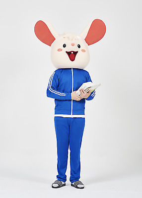 포토 JPG 스튜디오촬영 전신 남자 실내 한명 서기 들기 누끼 청년 성인 앞모습 책 운동복 귀여움 한국인 쥐띠 쥐 실업자 흰배경 청년실업 취업준비생 쥐캐릭터 동물탈 인형탈 흰쥐 성인남자한명만 2020년 경자년 국내포토 1 옷 뷰포인트 동물캐릭터 백그라운드 컨셉 모션 사람 동양인 내부 구직 흰색 십이지신 설치류 실업 연도 사회이슈 탈 남자한명만 성인남자만 파일형식