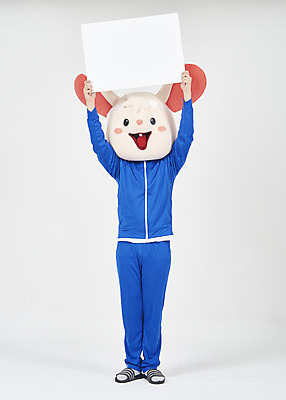 포토 JPG 스튜디오촬영 전신 배너 남자 사각프레임 실내 한명 서기 들기 누끼 청년 성인 앞모습 운동복 귀여움 한국인 쥐띠 쥐 실업자 흰배경 청년실업 취업준비생 쥐캐릭터 동물탈 인형탈 흰쥐 성인남자한명만 2020년 경자년 국내포토 1 옷 뷰포인트 동물캐릭터 백그라운드 컨셉 모션 프레임 사람 동양인 내부 사각형 구직 흰색 십이지신 설치류 실업 연도 사회이슈 탈 남자한명만 성인남자만 파일형식