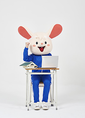 포토 JPG 스튜디오촬영 전신 남자 의자 실내 한명 누끼 앉기 청년 성인 앞모습 책 노트북 운동복 귀여움 파이팅 주먹 한국인 쥐띠 쥐 실업자 책상 흰배경 청년실업 취업준비생 노력 쥐캐릭터 동물탈 인형탈 흰쥐 성인남자한명만 2020년 경자년 국내포토 1 옷 뷰포인트 동물캐릭터 가구 백그라운드 컨셉 모션 사람 동양인 내부 전자제품 구직 흰색 십이지신 설치류 실업 연도 사회이슈 탈 남자한명만 성인남자만 파일형식