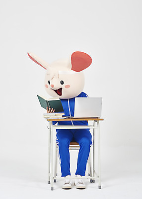 포토 JPG 스튜디오촬영 전신 남자 의자 실내 한명 누끼 앉기 청년 성인 앞모습 책 노트북 운동복 귀여움 한국인 쥐띠 쥐 실업자 책상 흰배경 청년실업 취업준비생 노력 쥐캐릭터 동물탈 인형탈 흰쥐 성인남자한명만 2020년 경자년 국내포토 1 옷 뷰포인트 동물캐릭터 가구 백그라운드 컨셉 모션 사람 동양인 내부 전자제품 구직 흰색 십이지신 설치류 실업 연도 사회이슈 탈 남자한명만 성인남자만 파일형식